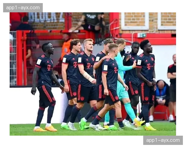 拜仁边锋内收边后卫套上，制造过载撕开密集防线